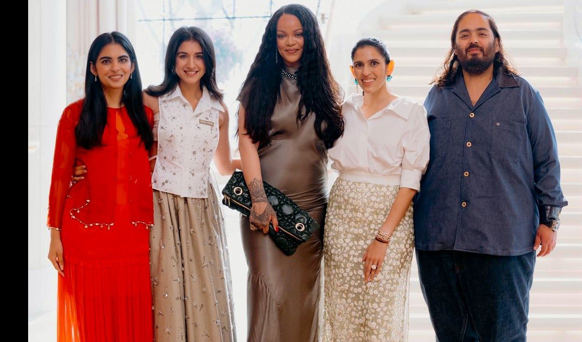 rihanna india visit ambani welcome and singer playin holi