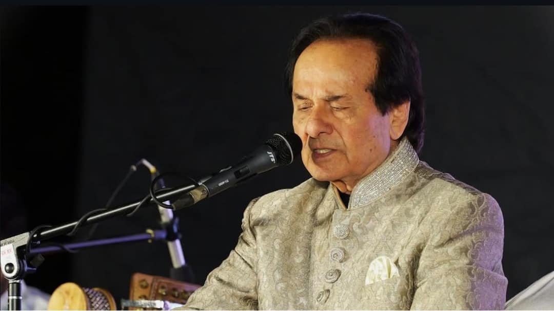 Manhar Udhas created magic with his velvety voice, gave recognition to Jackie Shroff’s cinematic career.